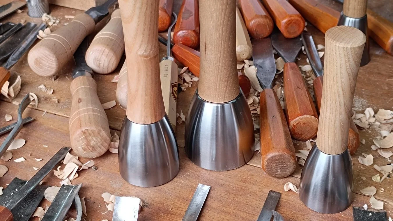 Les massettes sont au travail dans l'atelier du sculpteur.