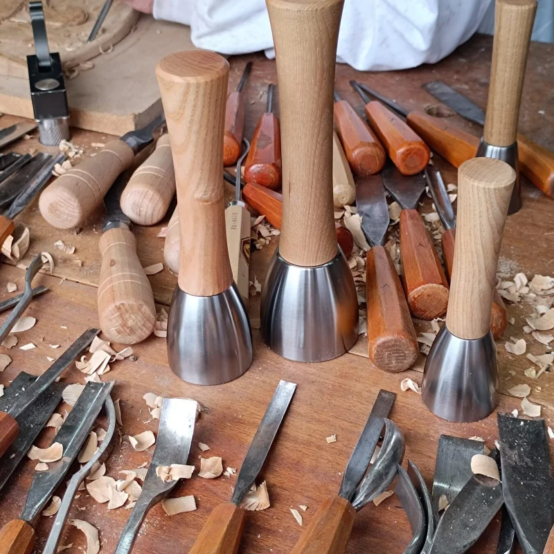 Les massettes sont au travail dans l'atelier du sculpteur.