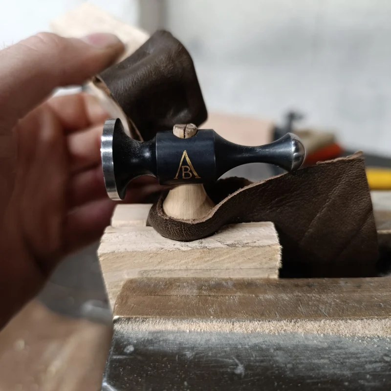 Fabrication du marteau de gravure, à l'atelier.