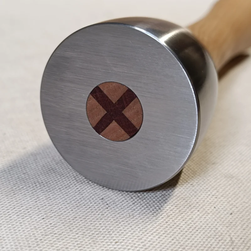 Emmanchement solide par friction et coins en noyer.