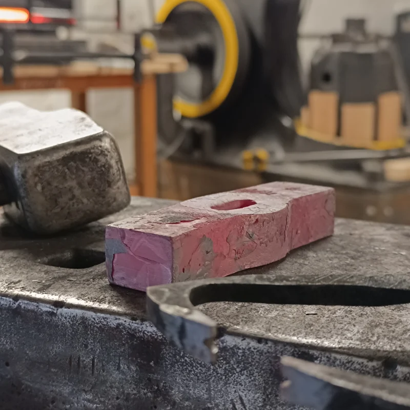 Forge des outils dans l'atelier.