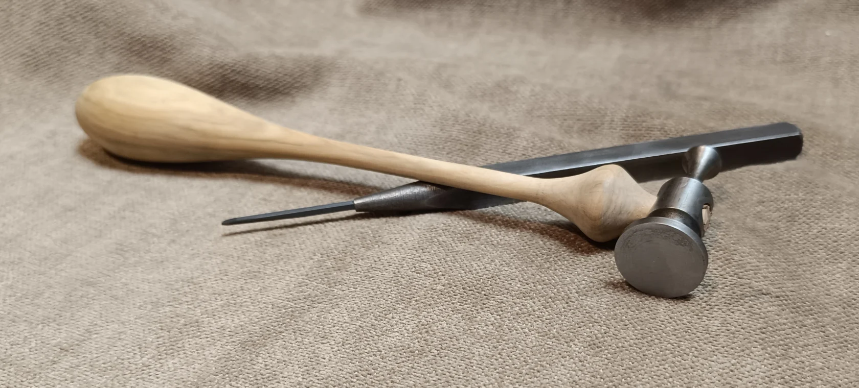 Gravure sur métal et technique traditionnelle de gravure au burin.