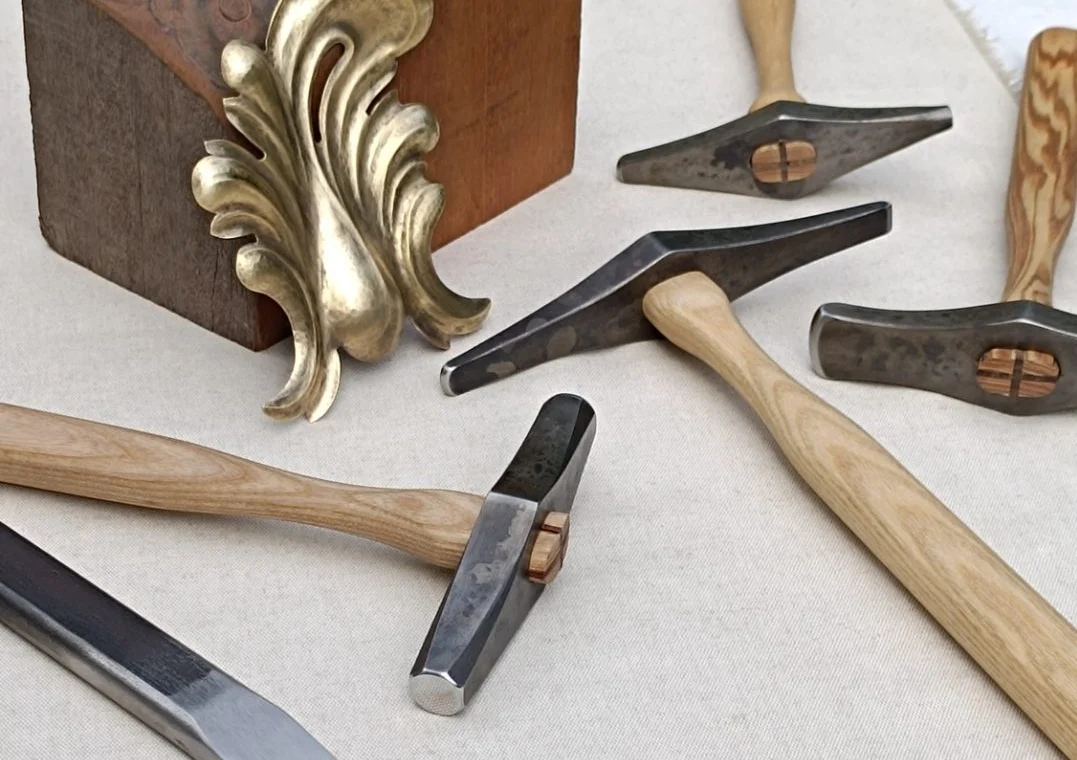 Repoussage de tôle, ornementation de ferronnerie française traditionnelle.